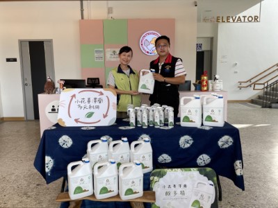 花蓮林區管理處秘書余蘭君(左)代表捐贈小花蔓澤蘭酚多精，由花蓮縣動植物防疫所長周黃得榮代表接受。