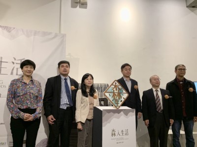 大合照(左起文化部藝術發展司陳春蘭司長、國立台北教育大學陳永倉主任秘書、台北市政府文化局陳譽馨副局長、林華慶局長、台北大學黃育賢教務長、台北科技大學陳殿禮老師)