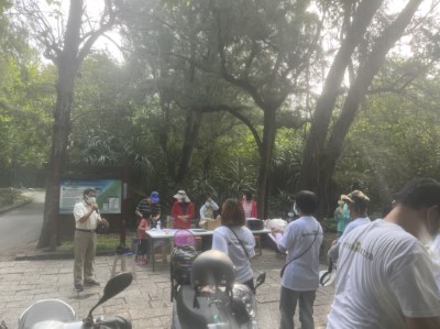 新竹林管處人員為民眾說明命名活動(攝影者陳芳雲、黃宇群)