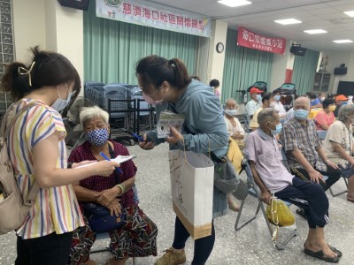現場參加海口社區關懷及環境教育活動民眾參與命名投票情形(攝影者李宜蓁、黃宇群)