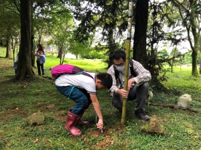 自製最獨特的「艾家竹筒」(東眼山自然教育中心拍攝)
