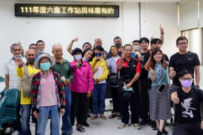 六龜林農與屏東林管處工作站人員合影