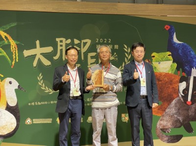 土壤炭匯阻特別獎得獎者與林務局林華慶局長(右)、辭金基金會蘇慕容執行長(左)合照