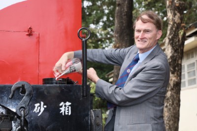 倒入止滑矽沙祝福DL-34平安抵達英國