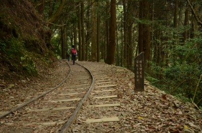 特富野古道里程柱與軌道