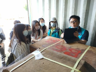 屏東林管處人員說明如何管理扣押贓木
