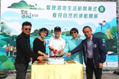 由林務局翁儷芯組長(右2)、嘉義林管處張岱處長(中)、南投林管處李志珉副處長、花蓮林管處王怡靖副處長及林鐵文資處周恆凱副處長(左至右)一同切蛋糕歡慶鰲鼓十週年