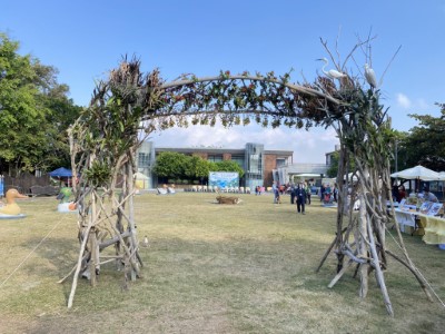 鰲鼓濕地綠色森活市集起點拱門以濕地北堤漂流木結合廢棄保麗龍製成的鳥類公仔裝飾