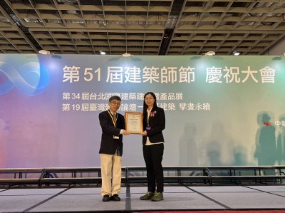 林務局國產材臺灣館連續6年榮獲優良參展企業形象獎(右為營建署陳副署長繼鳴、左為林務局林科員佳儒)