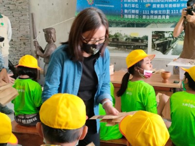 屏東林管處處長楊瑞芬贈送小米種子給小朋友