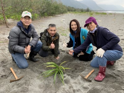 花蓮林區管理18日與台灣山林復育協會、富邦文教基金會、高山森林基地及黑潮文教基金會，於編號第2618號防風保安林(七星潭)共同舉辦「花蓮低地原生植群復育行動」。