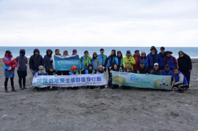 花蓮林區管理處18日與台灣山林復育協會、富邦文教基金會、高山森林基地及黑潮文教基金會，於編號第2618號防風保安林(七星潭)共同舉辦「花蓮低地原生植群復育行動」-1