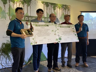 臺東林管處也安排由該處吳昌祐處長分別與「璞草園農創產業有限公司」許仁和董事長及「聖果蜜多股份有限公司」何介臣董事長簽署合作備忘錄