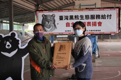 2022.12.30_王怡靖副處長頒發感謝獎牌給卓溪鄉登山協會