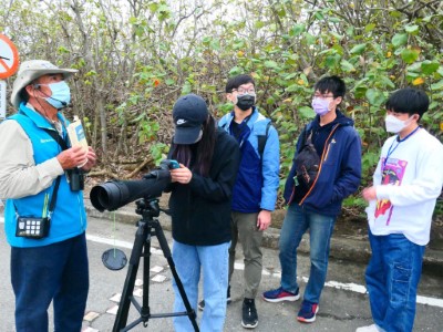 由在地專業解說員說鰲鼓在地故事，帶領民眾深度瞭解鰲鼓濕地自然生態及周邊社區人文風情