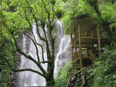 滿月圓國家森林遊樂區的瀑布