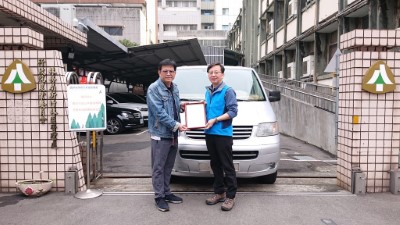本處劉副處長忠憲代表接受新竹市光復中學盧聖心主任致贈感謝狀(新竹林區管理處陳惠珍攝影)