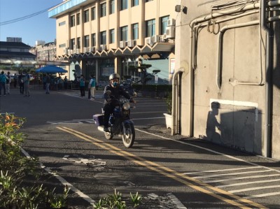 3騎乘循環檔機車出發