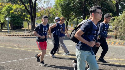 5.負重跑走揮汗努力