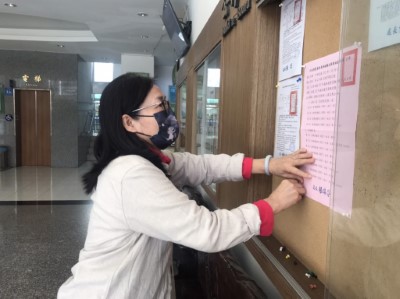 7.由屏東林管處楊瑞芬處長親自張貼錄取名單公告