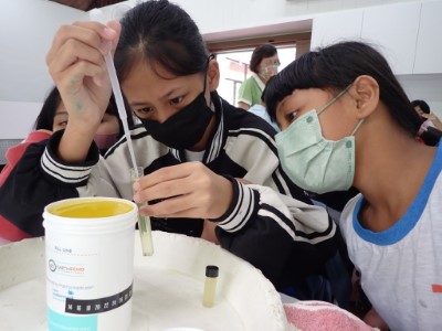 學習利用水質檢測包認識檢測水質