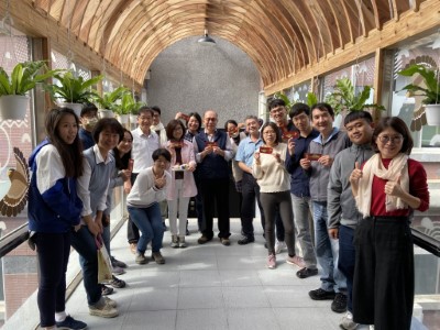 同仁們高興的在處內迴光廊合影並恭祝大家新年快樂。