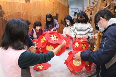 同仁親手DIY百福桶，合作佈置辦公廳舍，讓林管處充滿濃濃年味。