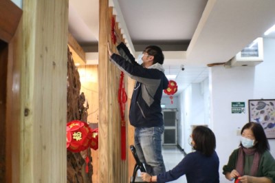 同仁齊心佈置辦公廳舍。