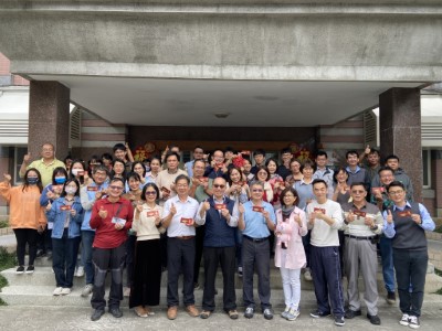 臺東林管處吳昌祐處長、副處長、秘書及一級主管到處內各課室、產業工會、警衛室發放年糖及新年賀卡，感謝同仁們的付出。