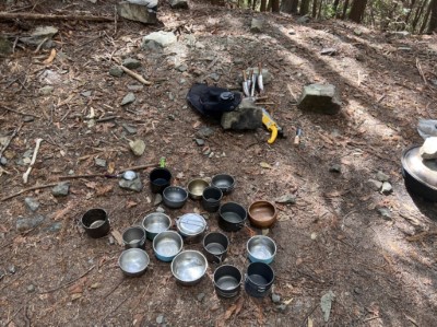 營地現場遺留餐具