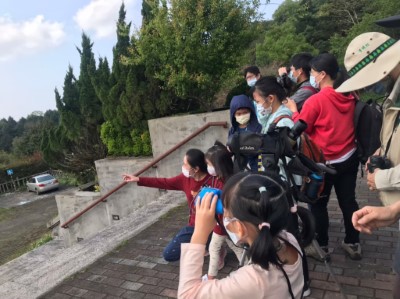練習使用雙筒與單筒望遠鏡(東眼山自然教育中心提供)