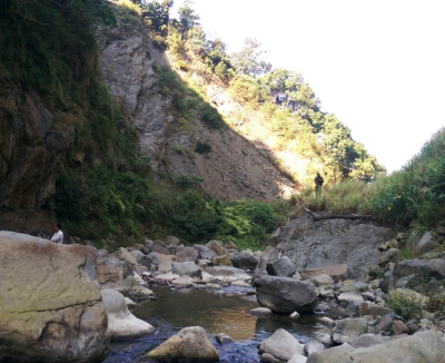 治理前坡地裸露溪床蒯石阻礙水流