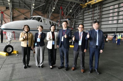 杜文珍副主委與林華慶局長於新型航攝飛機前合照