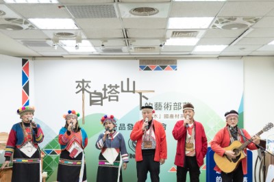 塔山之歌古謠傳唱隊獻唱祝福