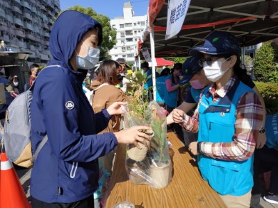 民眾自備提袋領苗