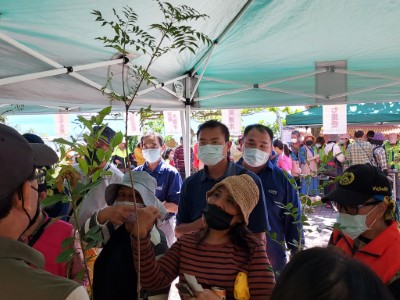 憑112年1-3月紙本發票2張可兌換1株苗木。