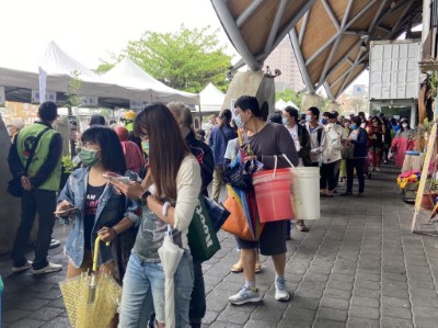 提醒民眾可自備環保提袋或容器來裝苗木。