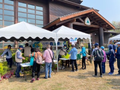嘉義林管處112年植樹月首場公益贈苗活動今(4)日於觸口自然教育中心舉辦