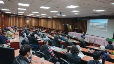 嘉義林管處辦理多場次教育訓練，安排專家學者向同仁、國家森林志工、阿里山生態旅遊協會、在地居民授課，增進瞭解獼猴生態習性及提升獼猴防治技能