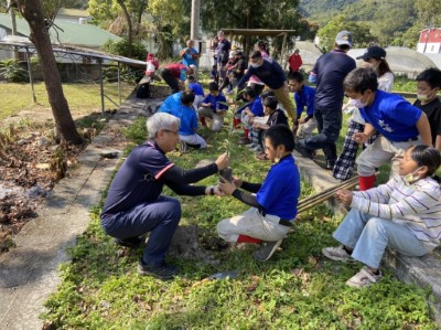 校長、部落主席、村長及主任帶領小朋友種樹