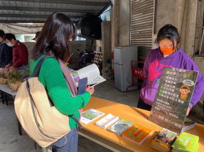 海岸林站贈苗同時進行林業政策宣導(新竹林管處提供)