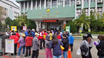 竹東站贈苗活動同時進行防火宣導(新竹林管處提供)