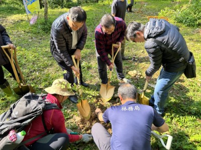 共同種下台灣三角楓樹苗(新竹林管處提供)