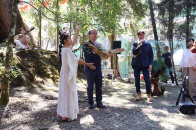 嘉義林管處張岱處長由舞者手中接下充滿阿里山元素的氣球