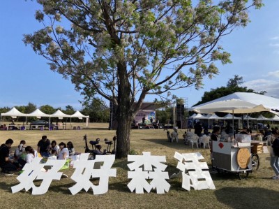 市集吸睛的木刻大字