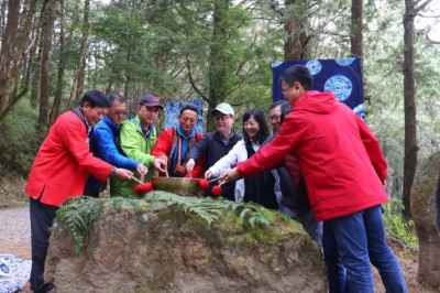 由嘉義林管處張岱處長及與會貴賓共同將山泉水倒入缽中敲響，宣告水山療癒步道正式啟用