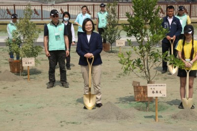 總統準備種下珊瑚樹