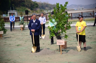 行政院陳建仁院長準備種下樹木