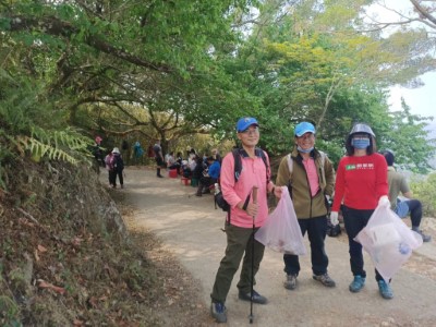 參與淨山活動的登山協會會員呼籲大家進入山區應將垃圾帶下山