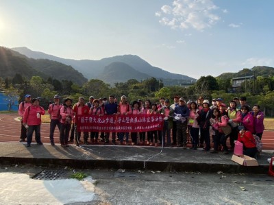 大臺南登山協會12日號召80位會員及林務局嘉義林區管理處國家森林志工一同辦理淨山活動